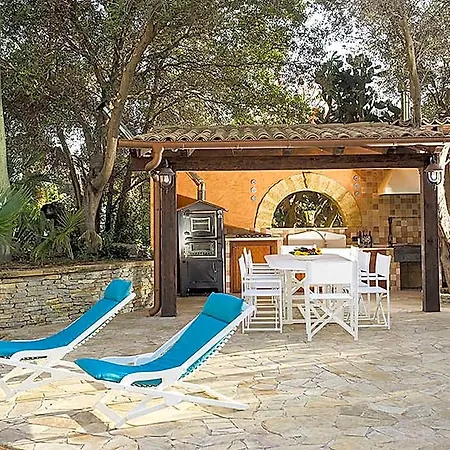 In With Pool Near Temples فندق 3*