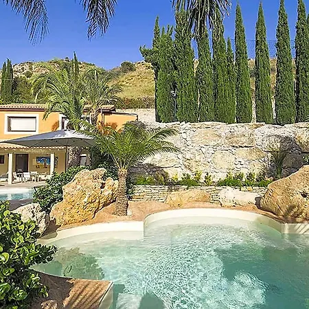 فندق In With Pool Near Temples