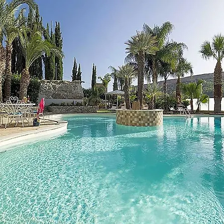 فندق In With Pool Near Temples 3*